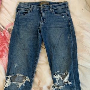 Dark blue wash Joe’s skinny jeans! Super stretchy and comfy with cute rips!